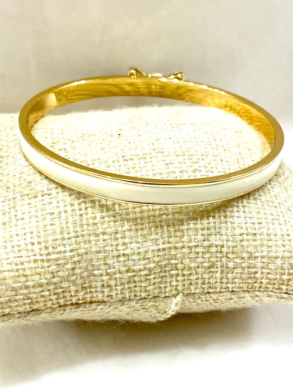 Kate Spade New York Take A Bow Cream Enamel Bangle Bracelet Gold Tone  - Picture 6 of 8